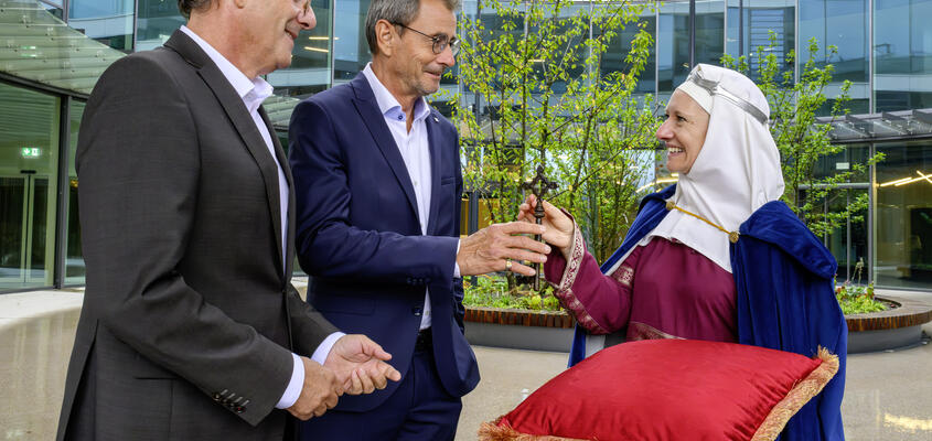 Koenigin Agnes uebergibt Schlüssel an CEO und VRP