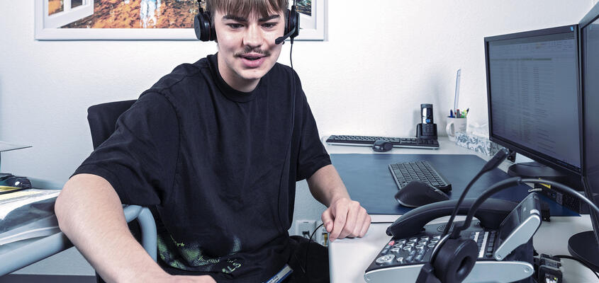 Lernender mit Headset am PC