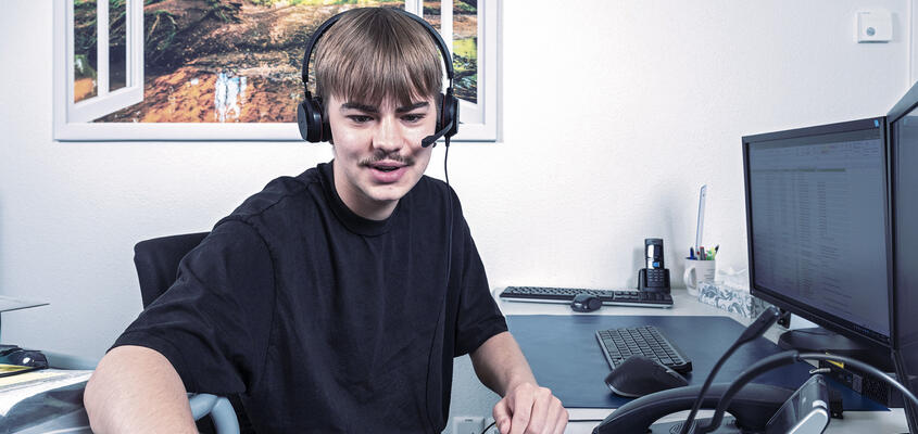 Lernender mit Headset am PC
