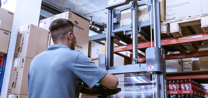 Logistiker räumt Gestell ein