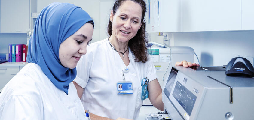 MPA legt Proben in Labor-Gerät