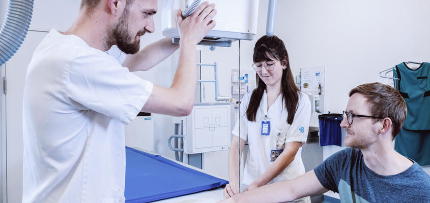 Die Hand eines Patienten wird geröntgt