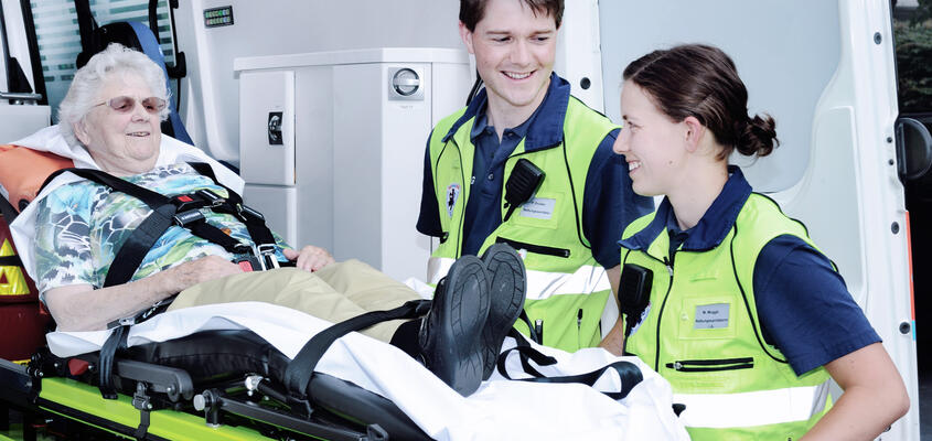 Frau wird in Rettungswagen verlegt