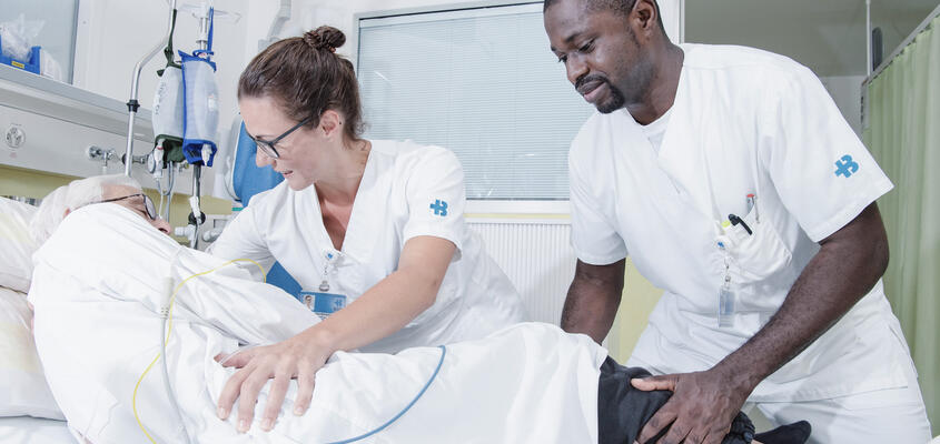 Patient wird ins Bett gelegt.