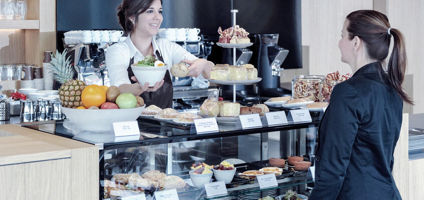 Frau bestellt Essen im Caffè Orizzonte