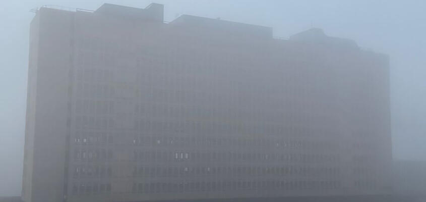 Altbau im Nebel