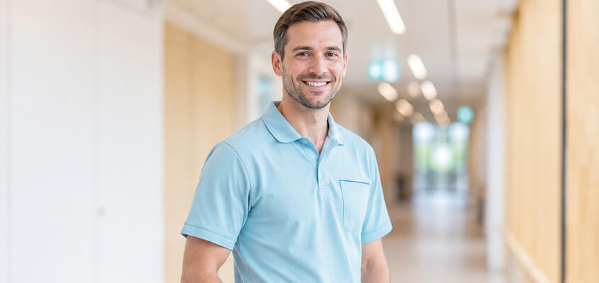 Physiotherapeut im Gang
