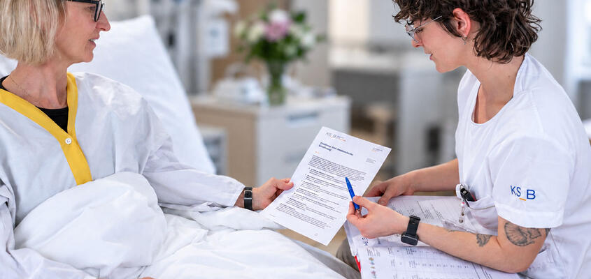 Ernährungsberaterin mit Patientin
