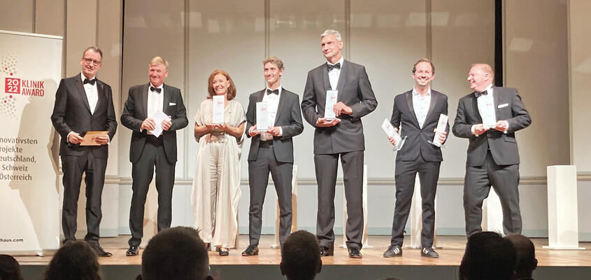 Zwei Trophäen für das KSB: Max Grimm (zweiter von rechts), Manager des KSB Health Innovation Hub, präsentiert die beiden K...