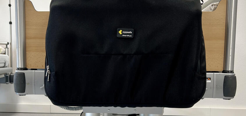 Der ZippBag kann an jedem Spitalbett befestigt werden.