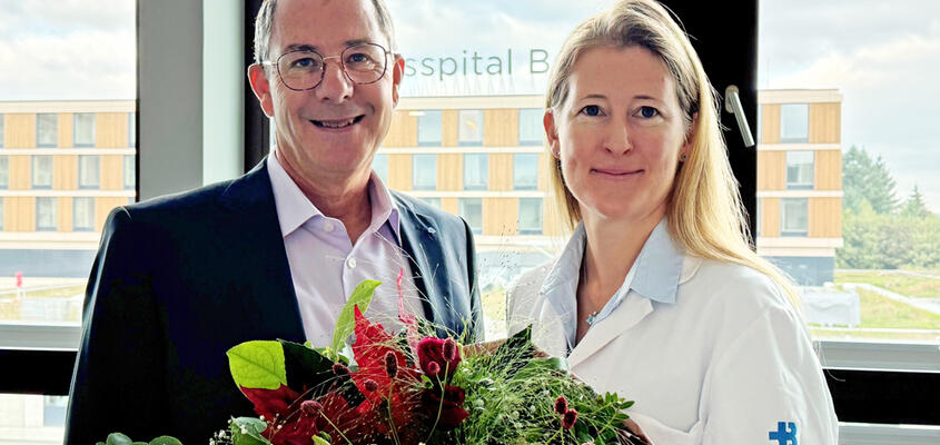 Glückwunsch: KSB-CEO Adrian Schmitter gratuliert Irene Burger. Sie wurde von der ETH Zürich zur «Professor of Practice» a...