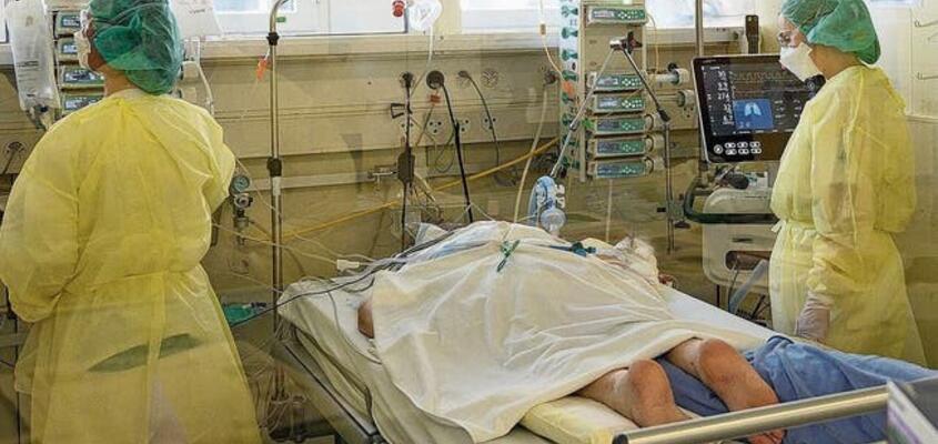 Corona-Patient auf der Intensivstation: Der Verlauf einer Covid-Erkrankung ist auch von der genetischen Veranlagung des Patie...