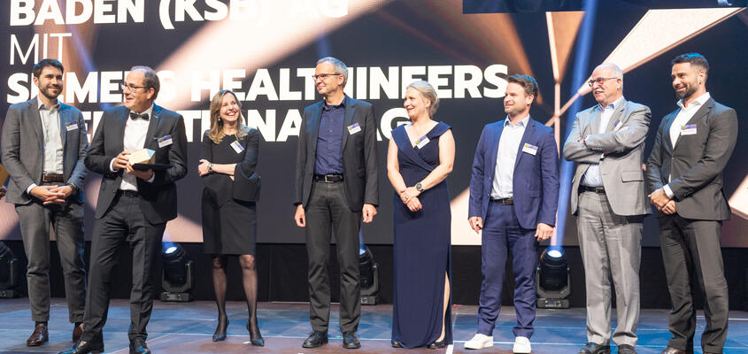 Vertreter des KSB und von Siemens Healthineers nehmen den Digital Excellence Award entgegen. (Bild: Eduard Meltzer Photography)