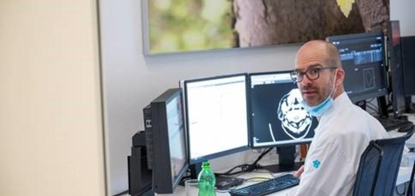 Prof. Dr. med. Tilo Niemann an seinem Arbeitsplatz.