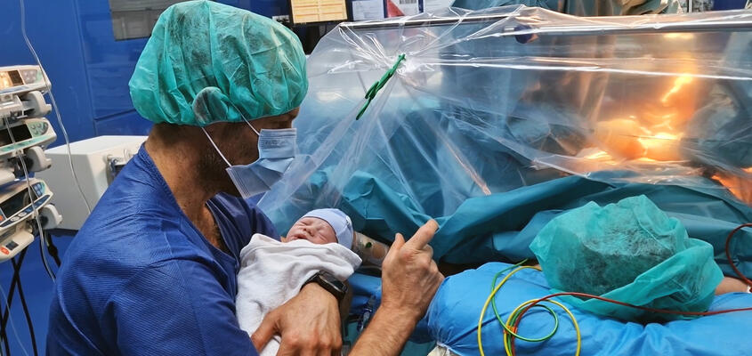 Fenster-Sectio: Die Gebärende hat freien Blick auf ihren Bauchbereich und somit jederzeit Blickkontakt zu ihrem Baby.