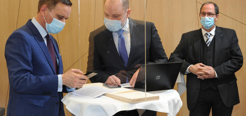 Gesundheitsdirektor Jean-Pierre Gallati, Nicolai Lütschg, Adrian Schmitter (v.l.n.r.)