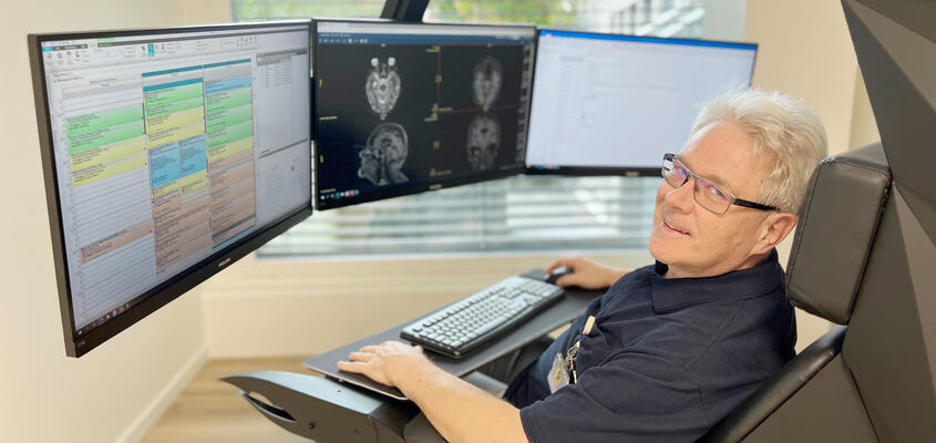 Radiologiefachmann Gregor Skupinski (Power User MRI) an seinem neuen Arbeitsplatz im Virtual Cockpit.