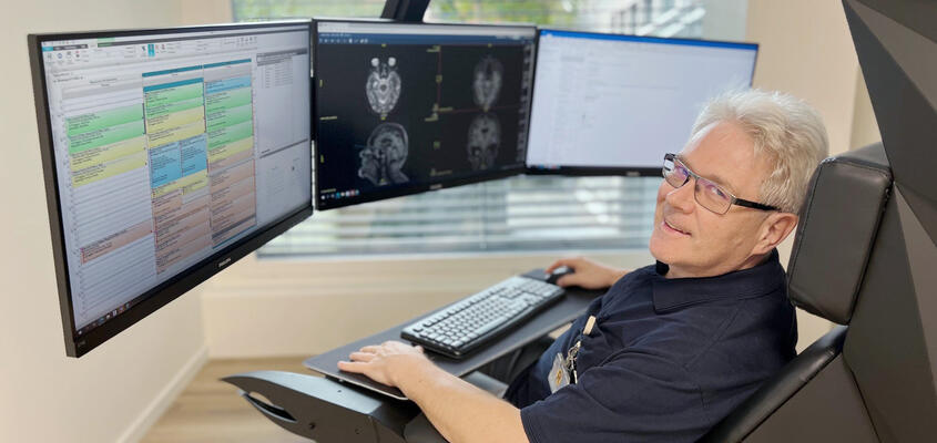 Radiologiefachmann Gregor Skupinski (Power User MRI) an seinem neuen Arbeitsplatz im Virtual Cockpit.