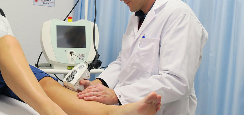 Daniel Hasselmann bei der Laserbehandlung von Besenreisern.