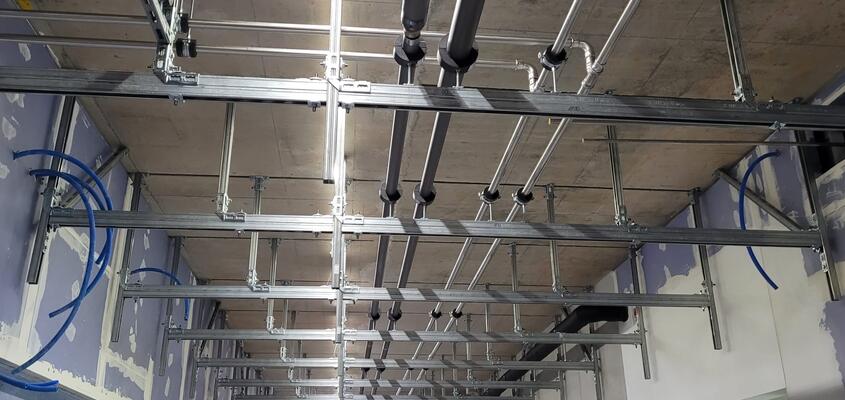 Innovatives Befestigungssystem im Neubau des KSB: Die Hilti Schweiz AG hat für die HLKSE-Gewerke neue Halterungssysteme entw...