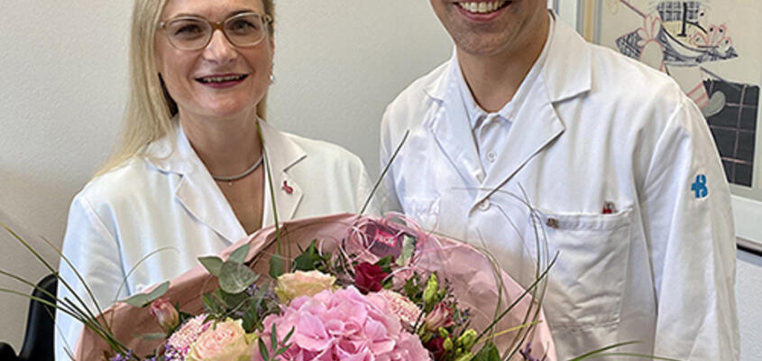 Sag’s mit Blumen: Martin Heubner gratuliert Cornelia Leo zur Titularprofessur.