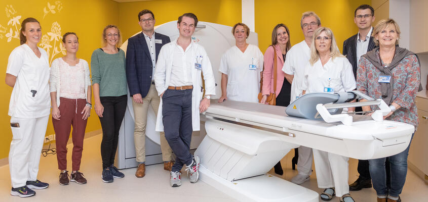 Standortleiter Dr. med. Tim Stegemann (fünfter von links) und das Team des Instituts für Radiologie Leuggern.
