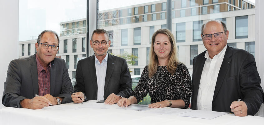 Der Mietvertrag zwischen dem KSB und der RABAG ist unterzeichnet. Von links: Adrian Schmitter (CEO KSB), Daniel Heller (Präs...