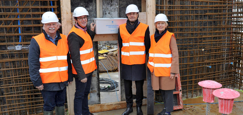 Erinnerungsfoto mit Zeitkapsel: Bauprojekt-Leiter Hansruedi Gmünder, KSB-CEO Adrian Schmitter, KSB-Präsident Daniel Heller ...