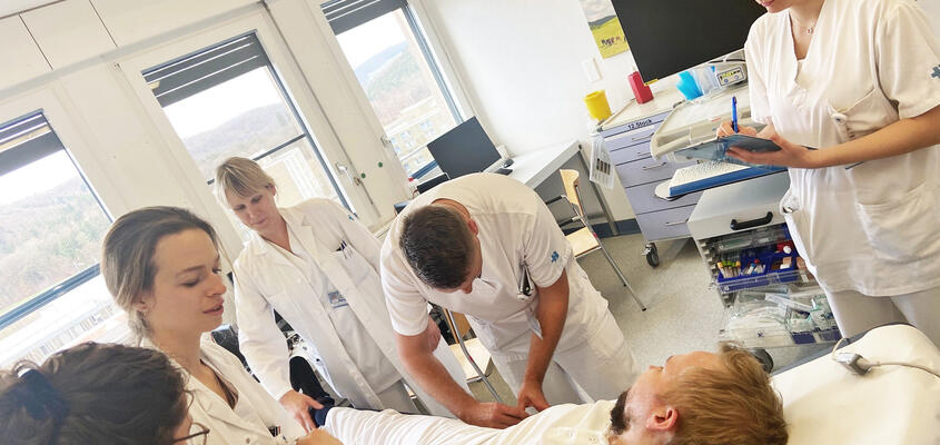 KSB-Mitarbeitende beim Notfall-Training auf der internistischen Bettenstation.