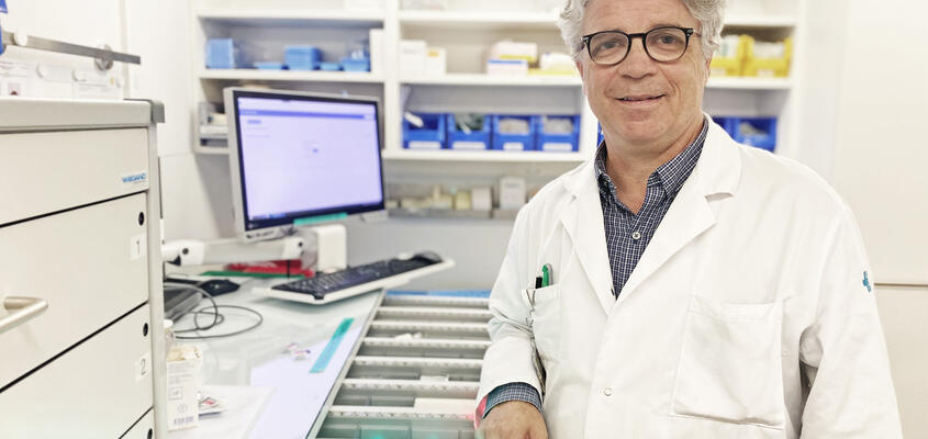 KSB-Chefapotheker Peter Wiedemeier mit dem elektronischen Medikamentenschrank.