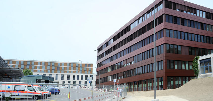 Blick auf das Partnerhaus II (rechts). Im Hintergrund sieht man den Spitalneubau, der im Herbst 2024 bezogen wird.