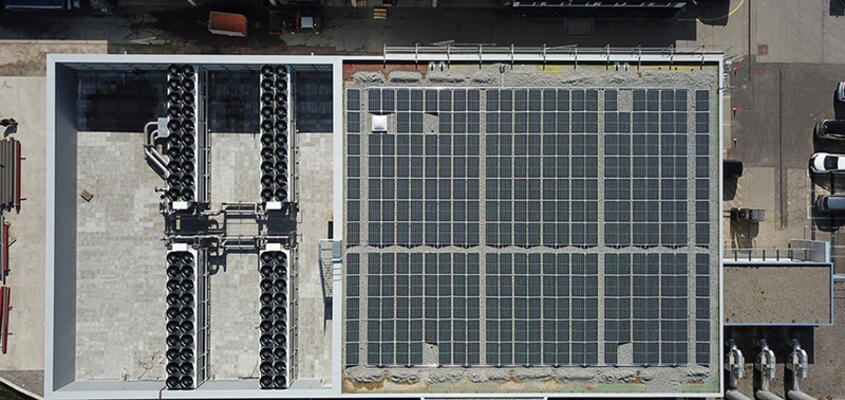 Die Photovoltaikanlage auf dem Dach des KSB-Heizwerks.