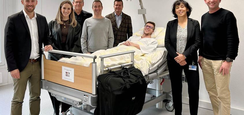 Stofftasche statt Plastiksäcke: Das aus Pflege- und Logistikexperten bestehende Projektteam präsentiert gemeinsam mit Vertr...