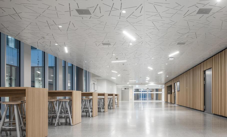 Sitzecke vor dem Personalrestaurant